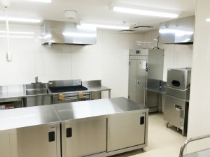 施設の厨房・食事準備室。調理機器と作業台が整備されている。