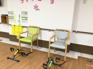機能訓練室の運動器具。イエローとグリーンの椅子型トレーニング機器が設置されている。
